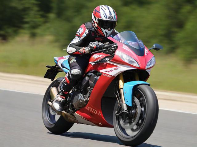 九游体育网站_ 世界盲人摩托车竞速赛，感受速度里的坚持与勇气