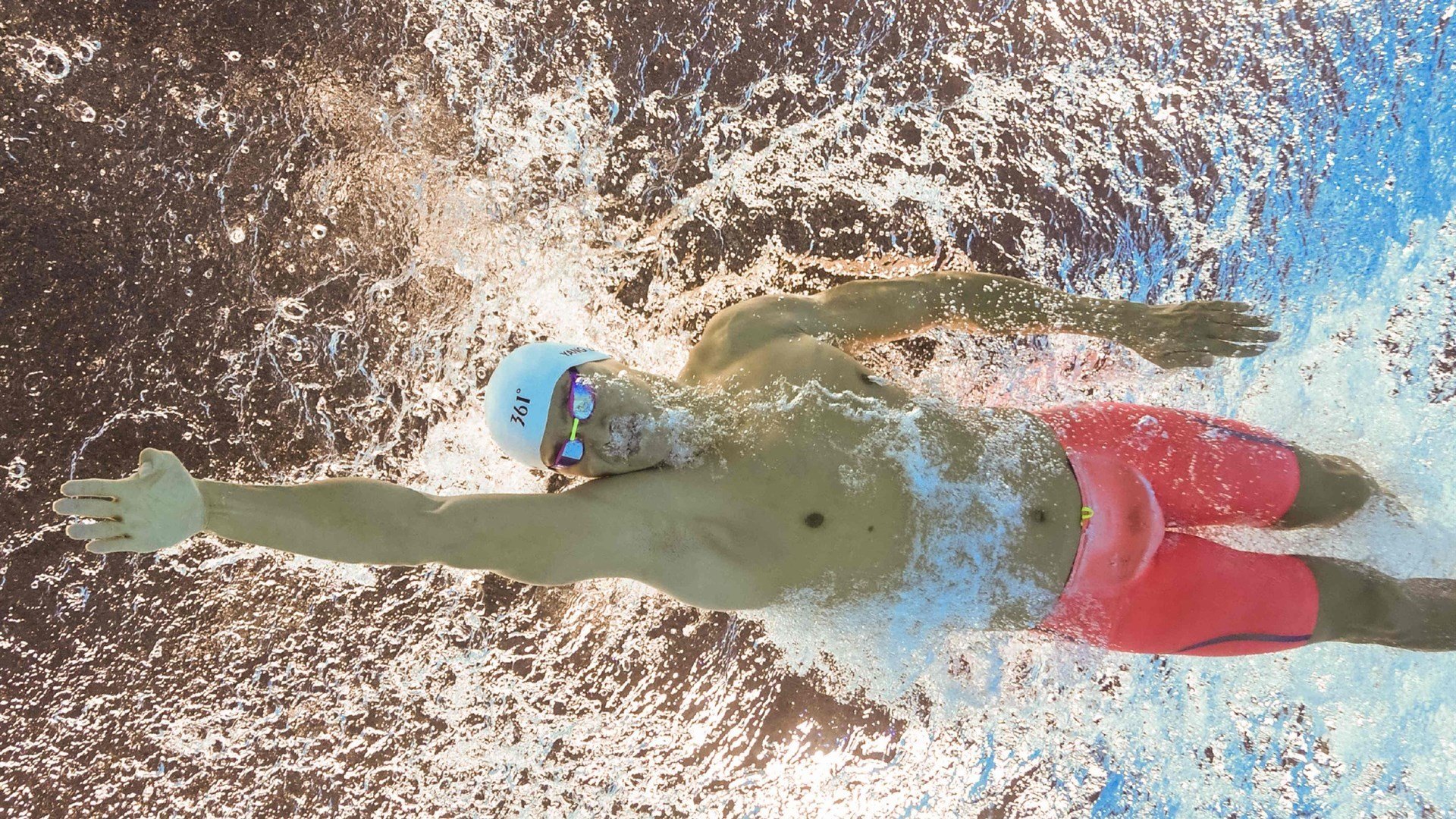 在一次比赛中，他用“完美”挡拆配合助攻队友扣篮，赢得全场掌声！