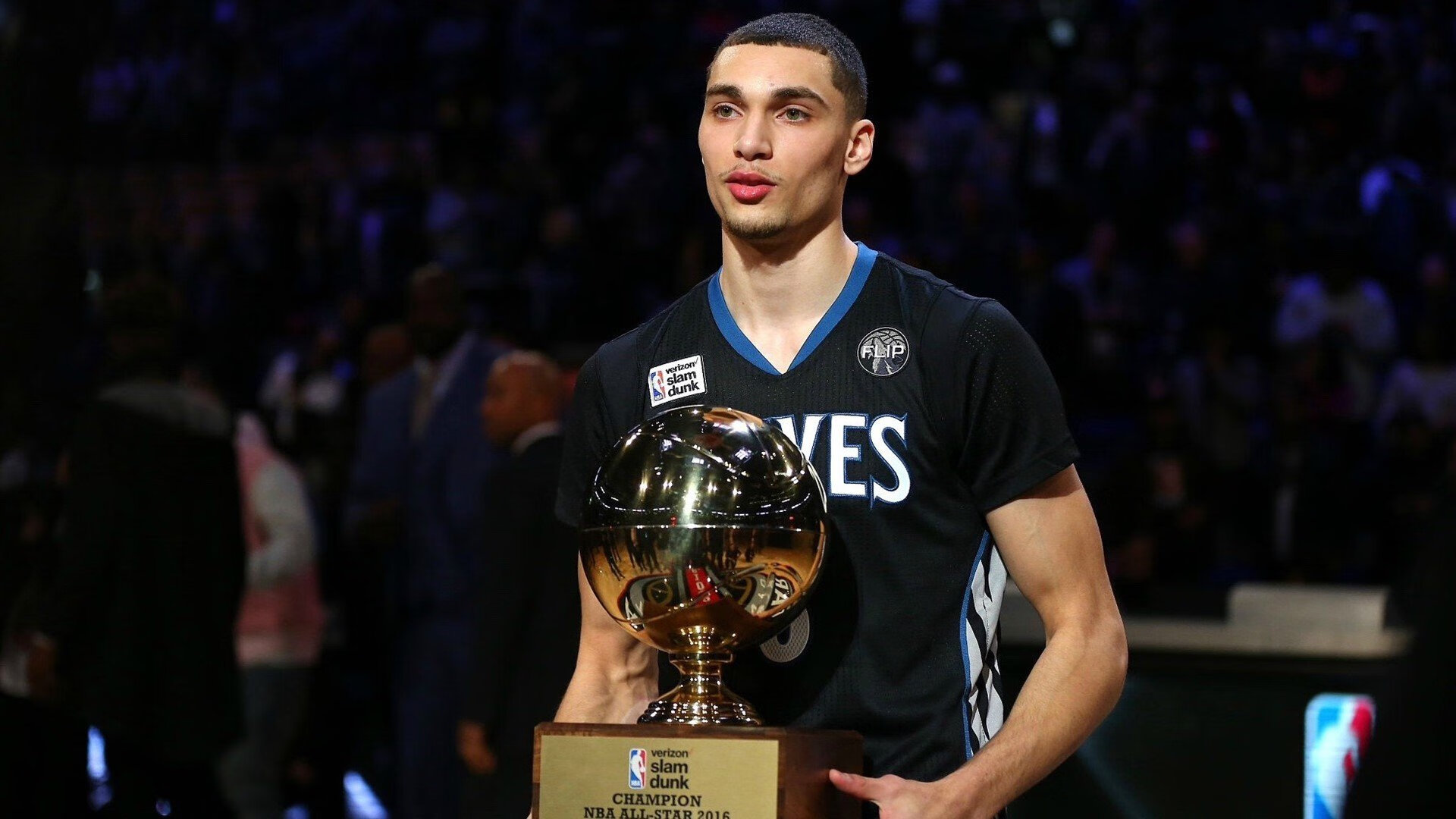 比赛中发生的重要瞬间成为球迷热议的焦点,比赛当中